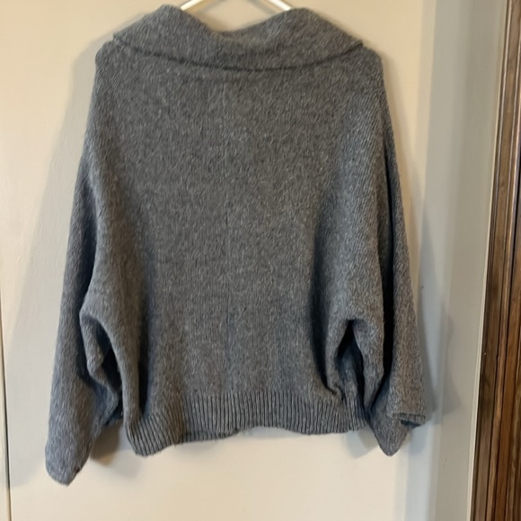LIKE NEW A.N.A. Gray cardigan sweater 3/4 sleeves 2 pockets in front size Large - Picture 2 of 11